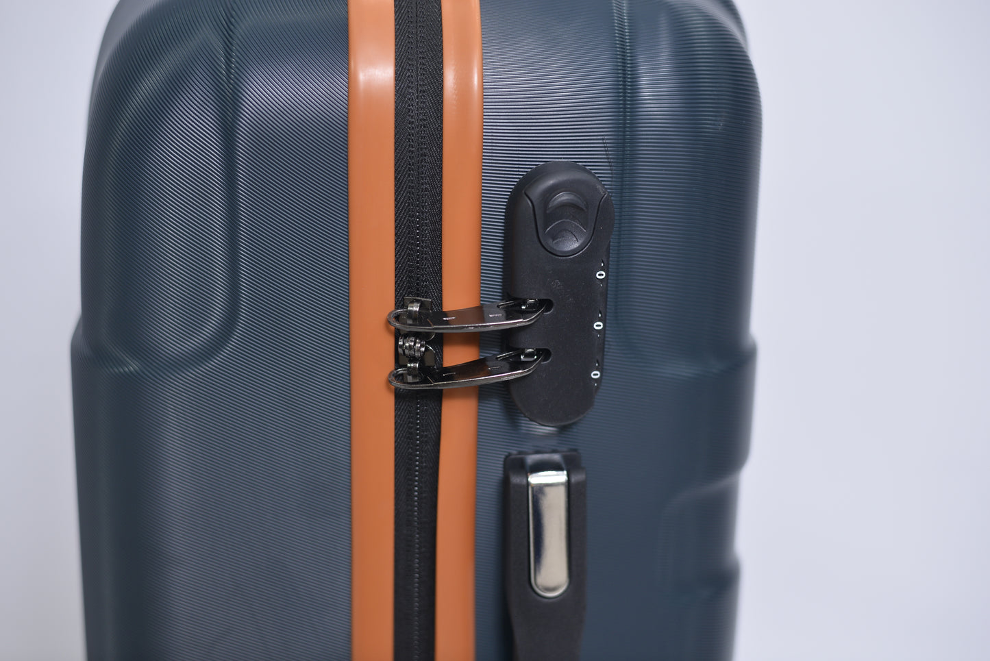 Set Of 3 Only Rs.16500 Imported Luggage Unbreakable 360 Degree Moving