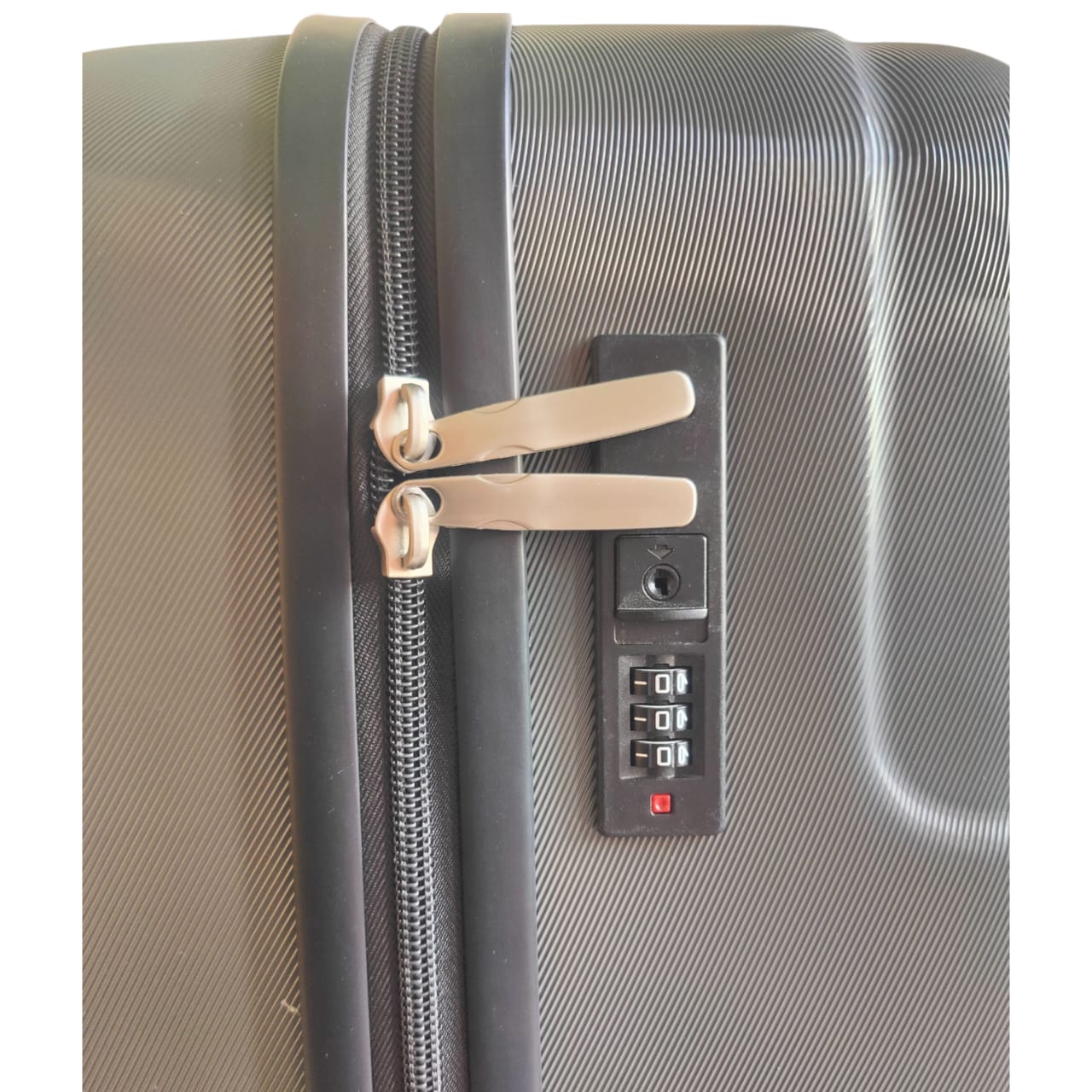 "it" Luggage: Effortless Travel, Unbeatable Durability – Hard-Shell Spinner Suitcase
