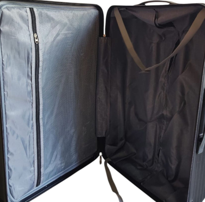 Crown Luggage: Sleek Black Hard-Shell Ribbed Spinner Suitcase