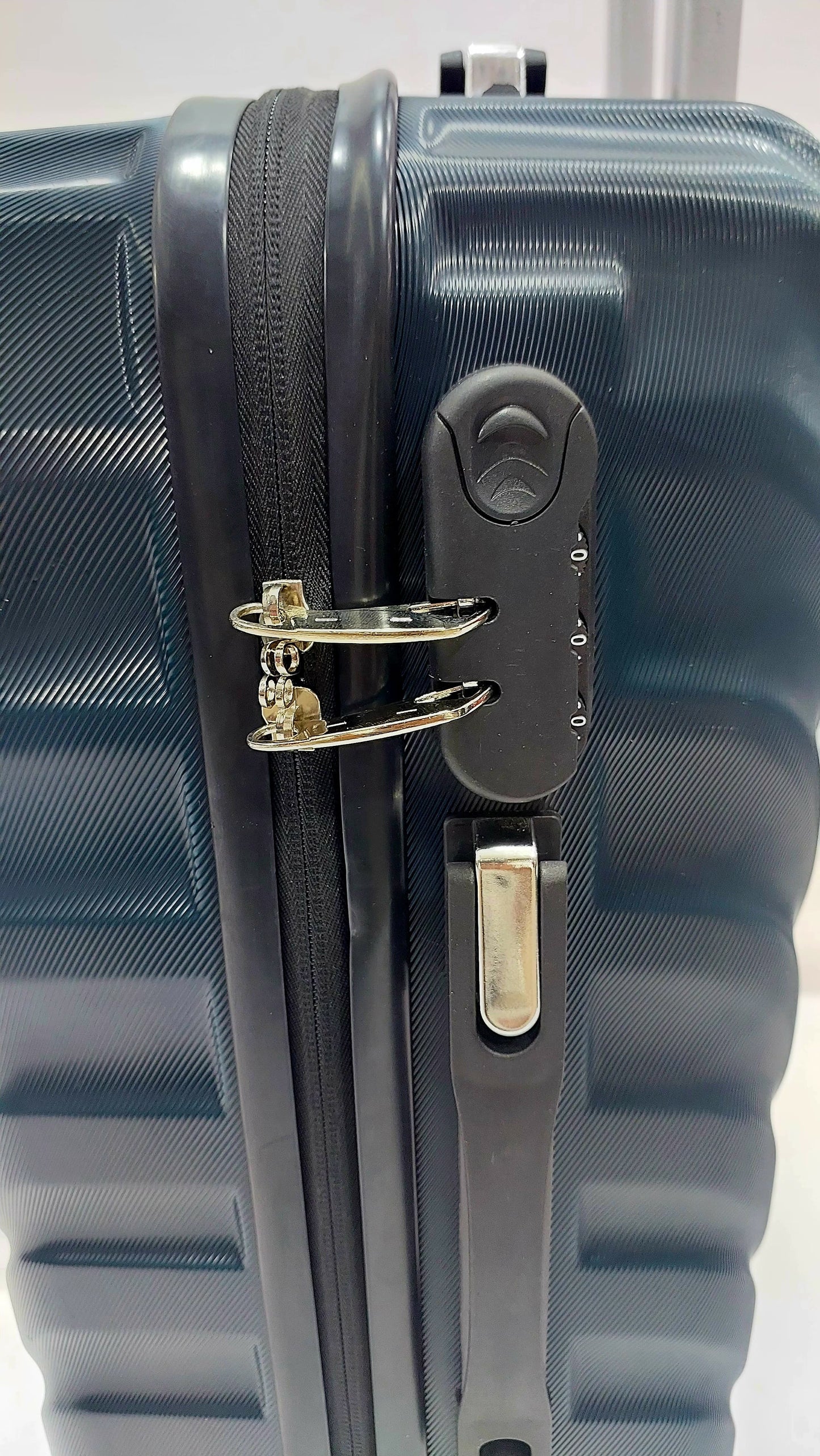 Set Of 3 Only Rs.16500 Imported Luggage Unbreakable 360 Degree Moving