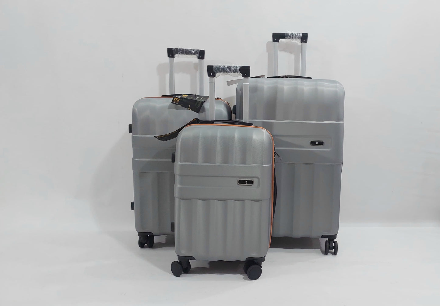 Set Of 3 Only Rs.16500 Imported Luggage Unbreakable 360 Degree Moving